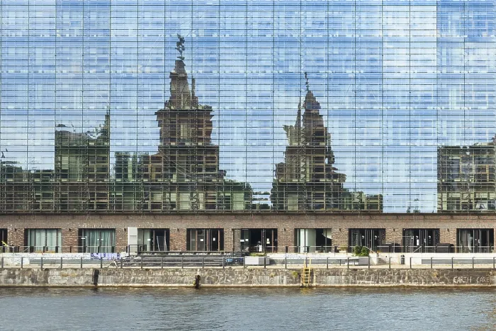 Gerahmter Druck : Reflexion auf einem Glasfensterbau. Gerahmter Druck : Reflexion auf einem Glasfensterbau.