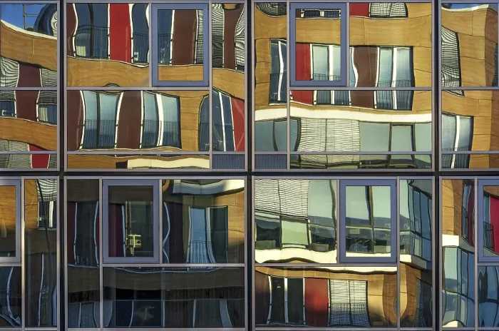 Gerahmter Druck : Reflexion über die Hausfassade. Gerahmter Druck : Reflexion über die Hausfassade.
