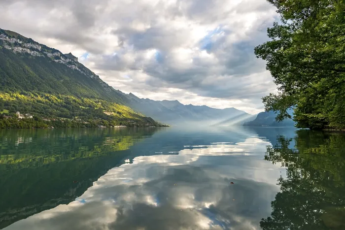 Gerahmter Druck : Spiegelung am Thunersee, bewölkter Himmel Gerahmter Druck : Spiegelung am Thunersee, bewölkter Himmel