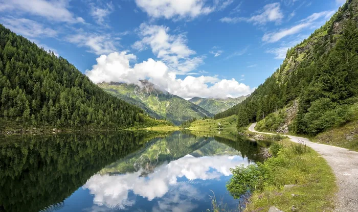 Gerahmter Druck : Spiegelung am See, Riesachsee.