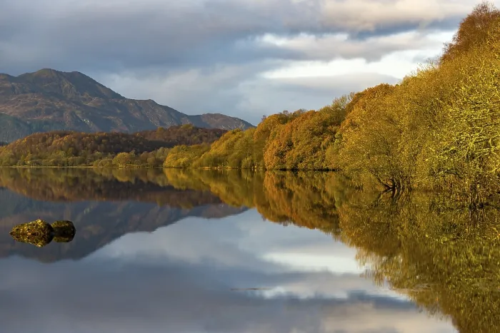 Gerahmter Druck : Spiegelung im Loch Katrine mit Highlands Gerahmter Druck : Spiegelung im Loch Katrine mit Highlands