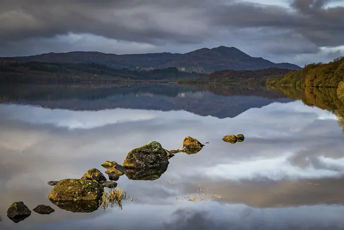 Gerahmter Druck : Spiegelung im Loch Katrine mit Highlands Gerahmter Druck : Spiegelung im Loch Katrine mit Highlands