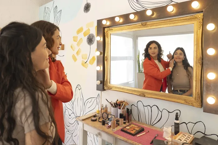 Gerahmter Druck : Spiegelung einer Makeup-Künstlerin