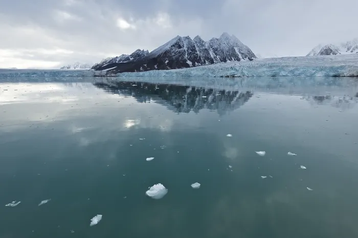 Gerahmter Druck : Spiegelung, Berge und Monacobreen-Gletscher. Gerahmter Druck : Spiegelung, Berge und Monacobreen-Gletscher.