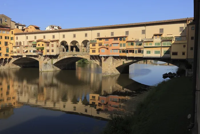 Gerahmter Druck : Spiegelung des Ponte Vecchio im Arno. Gerahmter Druck : Spiegelung des Ponte Vecchio im Arno.