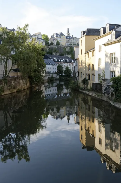 Gerahmter Druck : Spiegelung, Fluss Alzette, Erde Gerahmter Druck : Spiegelung, Fluss Alzette, Erde