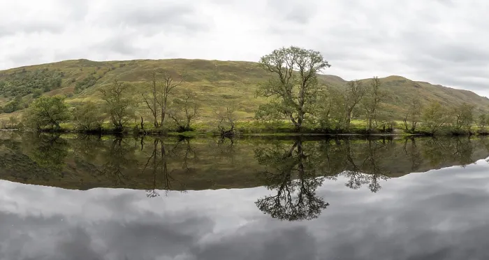 Gerahmter Druck : Spiegelung am River Orchy, Glen Coe Tal