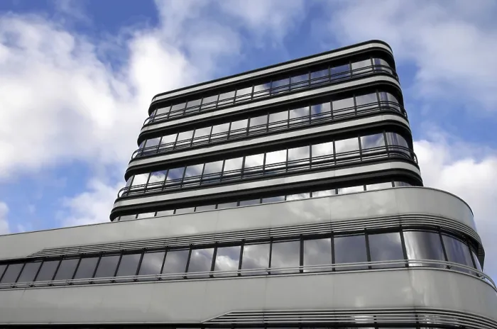 Gerahmter Druck : Spiegelung an der Hochhausfassade Gerahmter Druck : Spiegelung an der Hochhausfassade