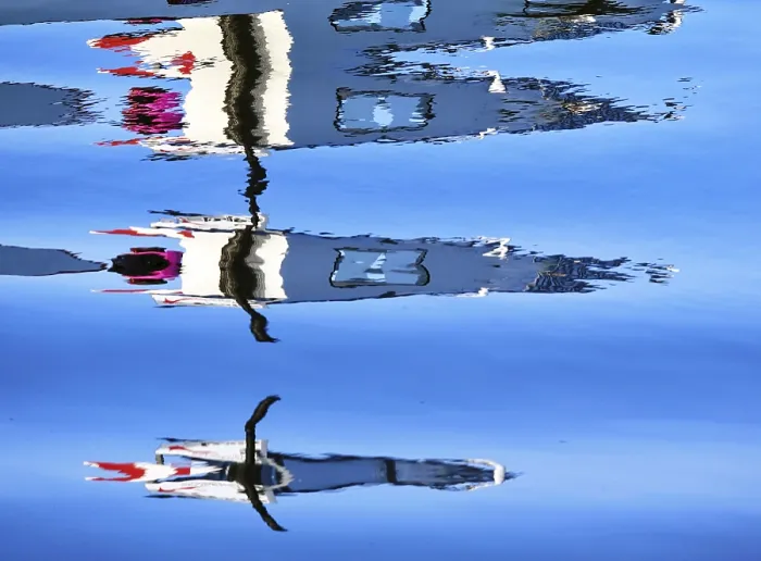 Gerahmter Druck : Spiegelung im Wasser. Gerahmter Druck : Spiegelung im Wasser.