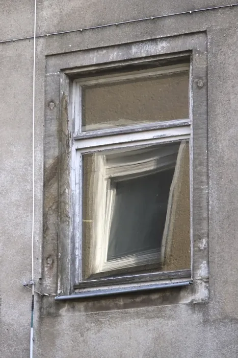 Gerahmter Druck : Spiegelung eines Fensters in einem Fenster. Gerahmter Druck : Spiegelung eines Fensters in einem Fenster.