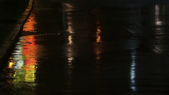Gerahmter Druck : Spiegelungen farbiger Lichter auf Asphalt. Gerahmter Druck : Spiegelungen farbiger Lichter auf Asphalt.