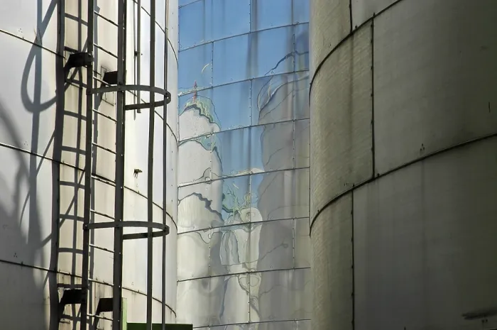 Gerahmter Druck : Reflexionen über einen Silo. Gerahmter Druck : Reflexionen über einen Silo.