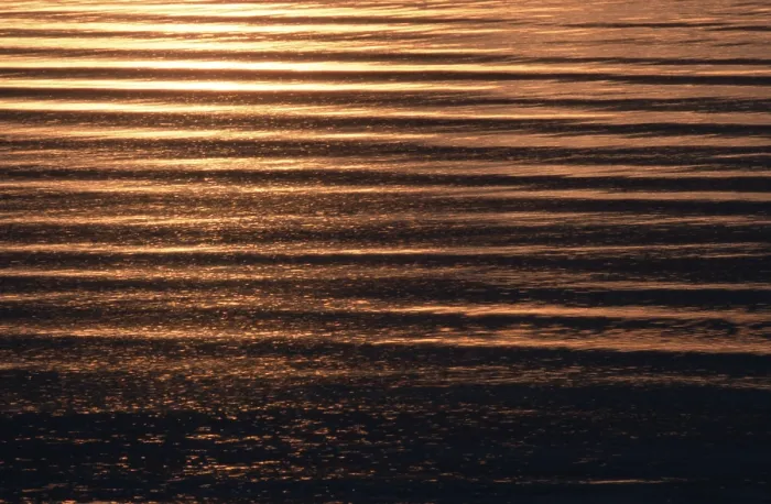 Gerahmter Druck : Spiegelungen auf dem Wasser.