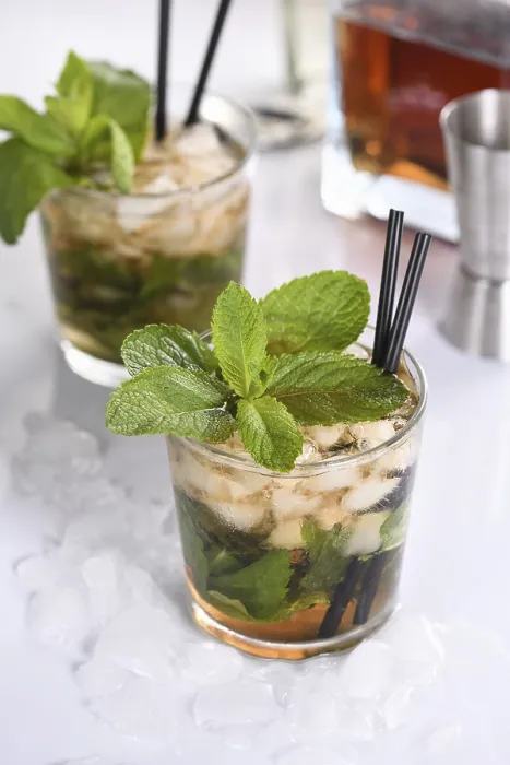 Gerahmter Druck : Ein erfrischender Mint Julep Cocktail