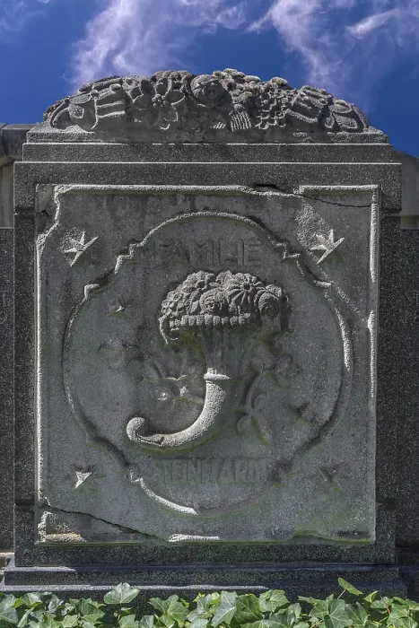 Gerahmter Druck : Erleichterung einer Fruchtkörbchen, Symbol des Reichtums. Gerahmter Druck : Erleichterung einer Fruchtkörbchen, Symbol des Reichtums.