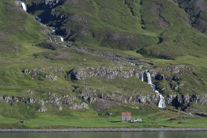 Gerahmter Druck : Ferne Farm vor einem Wasserfall Gerahmter Druck : Ferne Farm vor einem Wasserfall