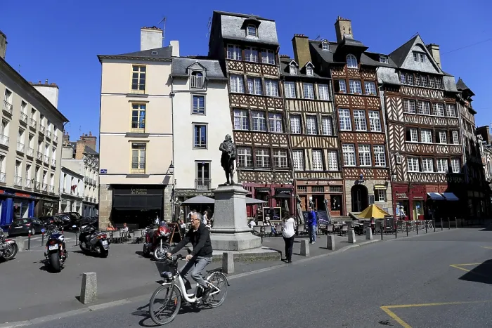 Gerahmter Druck : Rennes (Bretagne, Nordwestfrankreich): Fachwerkbau im Platz place du Champ-Jacquet in der Innenstadt von Rennes. Gerahmter Druck : Rennes (Bretagne, Nordwestfrankreich): Fachwerkbau im Platz place du Champ-Jacquet in der Innenstadt von Rennes.
