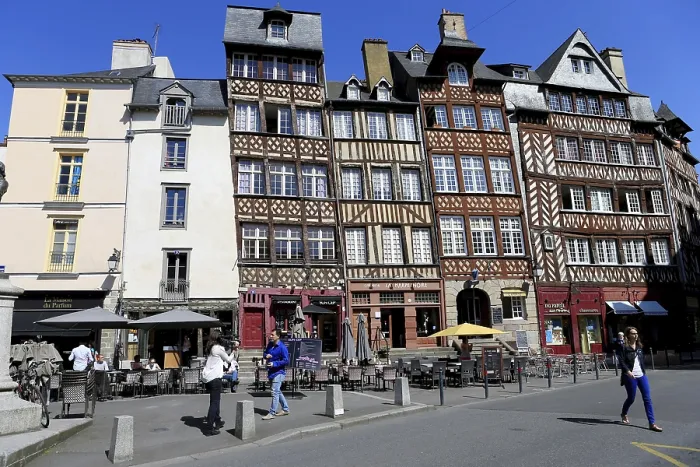 Gerahmter Druck : Rennes (Bretagne, Nordwestfrankreich): Fachwerkbau im Platz place du Champ-Jacquet in der Innenstadt von Rennes. Gerahmter Druck : Rennes (Bretagne, Nordwestfrankreich): Fachwerkbau im Platz place du Champ-Jacquet in der Innenstadt von Rennes.