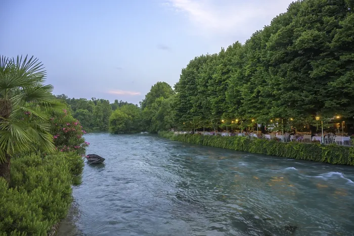 Gerahmter Druck : Restaurant am Mincio-Fluss Gerahmter Druck : Restaurant am Mincio-Fluss
