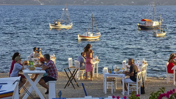 Gerahmter Druck : Tische im Restaurant, direkt am Strand.