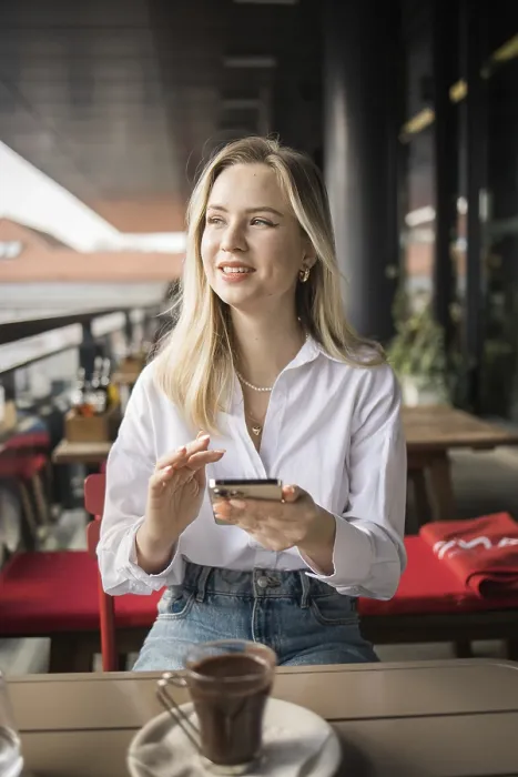 Gerahmter Druck : Restaurant und Smartphone Gerahmter Druck : Restaurant und Smartphone