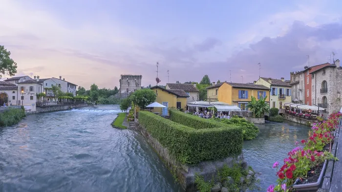 Gerahmter Druck : Restaurants am Mincio-Fluss Gerahmter Druck : Restaurants am Mincio-Fluss