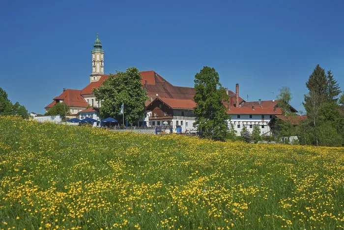 Gerahmter Druck : Kloster Reutberg, Frühlingswiese Gerahmter Druck : Kloster Reutberg, Frühlingswiese