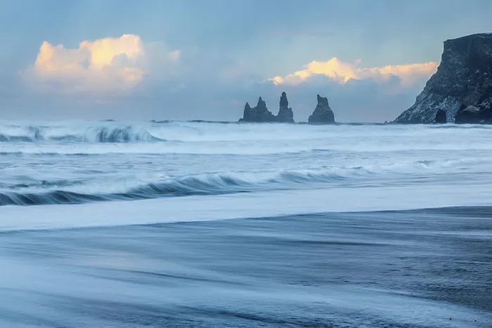 Gerahmter Druck : Reynisdrangar-Spitzen, Lavastrand Gerahmter Druck : Reynisdrangar-Spitzen, Lavastrand