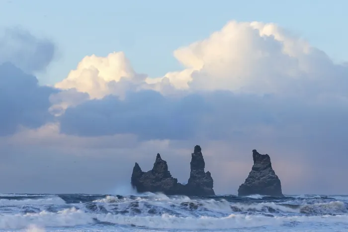 Gerahmter Druck : Reynisdrangar-Säulen, Wellen. Gerahmter Druck : Reynisdrangar-Säulen, Wellen.