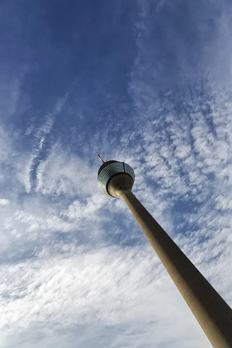 Gerahmter Druck : Rheinturm, diagonal, wolkeniger Himmel. Gerahmter Druck : Rheinturm, diagonal, wolkeniger Himmel.