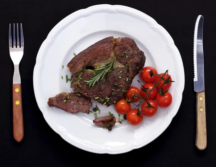 Gerahmter Druck : Rib-Eye-Steak, Kirschtomaten Gerahmter Druck : Rib-Eye-Steak, Kirschtomaten