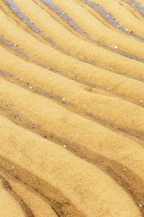 Gerahmter Druck : Gewellte Struktur im Sand, am Strand.