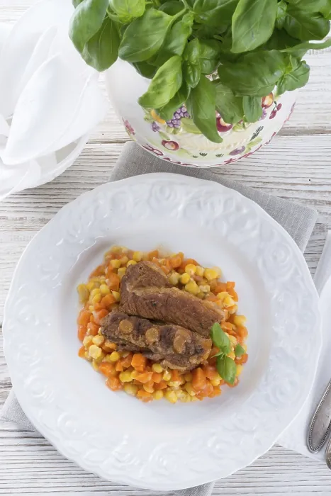 Gerahmter Druck : Rippchen mit Karotten und Mais. Gerahmter Druck : Rippchen mit Karotten und Mais.