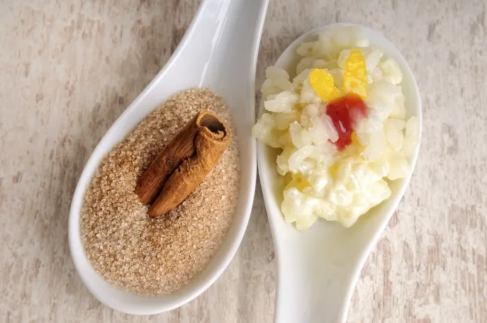 Gerahmter Druck : Reispudding mit Zimt und Zucker. Gerahmter Druck : Reispudding mit Zimt und Zucker.