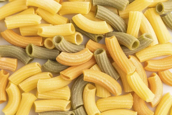 Gerahmter Druck : Rigatoni gefärbte rohe Pasta, Textur. Gerahmter Druck : Rigatoni gefärbte rohe Pasta, Textur.