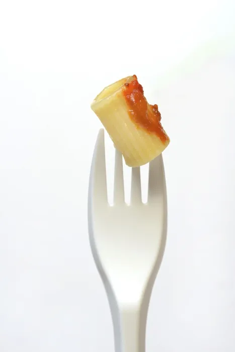 Gerahmter Druck : Rigatoni, Pasta auf Plastikgabel. Gerahmter Druck : Rigatoni, Pasta auf Plastikgabel.