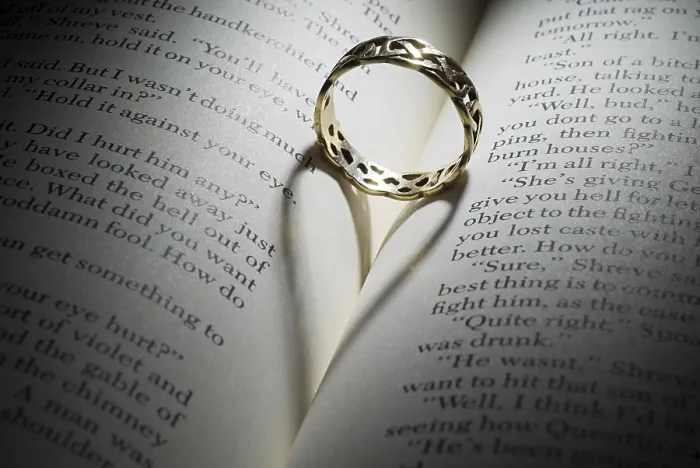 Gerahmter Druck : Der Ring in der Falte eines offenen Buches. Gerahmter Druck : Der Ring in der Falte eines offenen Buches.