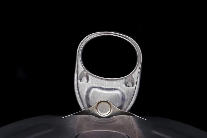 Gerahmter Druck : Ringverschluss eines Blechdose, Studio, isoliert auf schwarz. Gerahmter Druck : Ringverschluss eines Blechdose, Studio, isoliert auf schwarz.