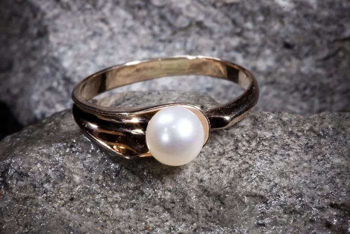 Gerahmter Druck : Ring auf einem Steinstudiohintergrund. Gerahmter Druck : Ring auf einem Steinstudiohintergrund.
