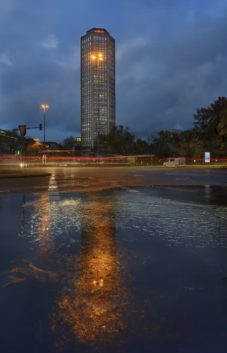 Gerahmter Druck : Ringturm am Ebertplatz, Abenddämmerung, Köln. Gerahmter Druck : Ringturm am Ebertplatz, Abenddämmerung, Köln.