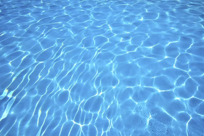 Gerahmter Druck : Wellen auf blauem Wasser. Gerahmter Druck : Wellen auf blauem Wasser.
