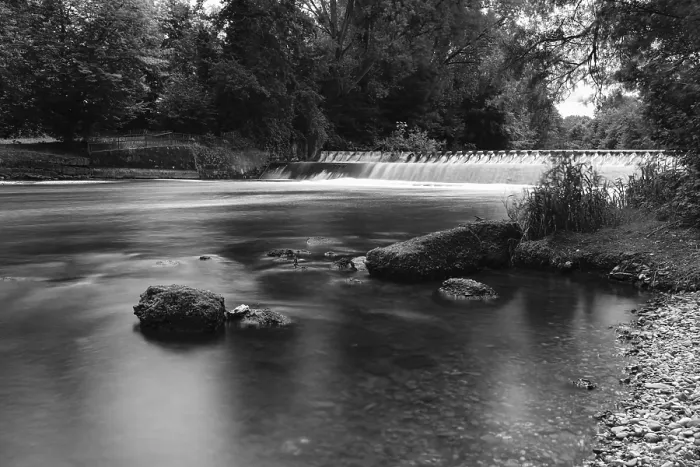 Gerahmter Druck : Flussverlauf mit Wasserfall im Sommer. Gerahmter Druck : Flussverlauf mit Wasserfall im Sommer.