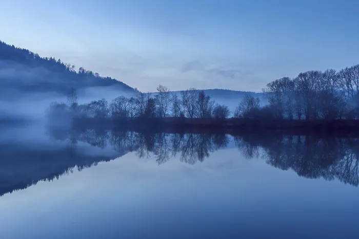 Gerahmter Druck : Fluss am Abend nach Regen, Mainfluss Gerahmter Druck : Fluss am Abend nach Regen, Mainfluss