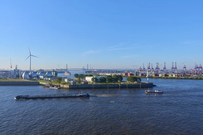 Gerahmter Druck : Die Elbe mit passierenden Schiffen. Gerahmter Druck : Die Elbe mit passierenden Schiffen.