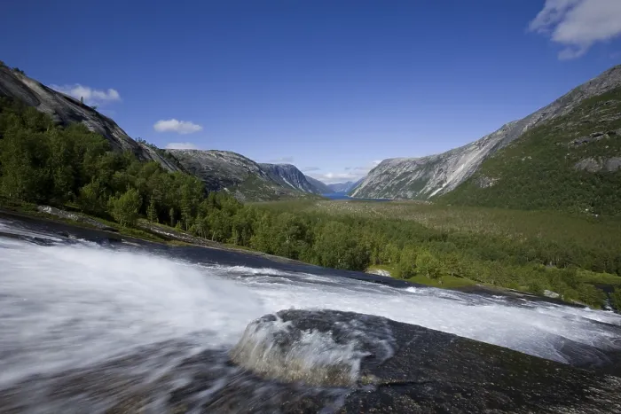 Gerahmter Druck : Fluss, der über Granitfelsen von Hellmobotn fließt. Gerahmter Druck : Fluss, der über Granitfelsen von Hellmobotn fließt.