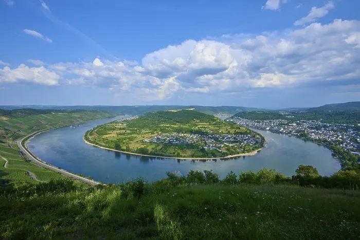 Gerahmter Druck : Ein Fluss bildet einen Ring um ein Dorf in einer Sommerschlemmerlandschaft. Gerahmter Druck : Ein Fluss bildet einen Ring um ein Dorf in einer Sommerschlemmerlandschaft.