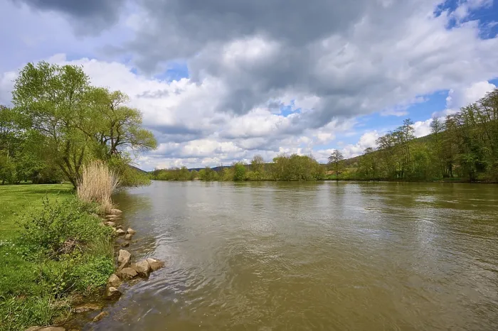 Gerahmter Druck : Flusslandschaft, Ufer, Baum, Wolken. Gerahmter Druck : Flusslandschaft, Ufer, Baum, Wolken.