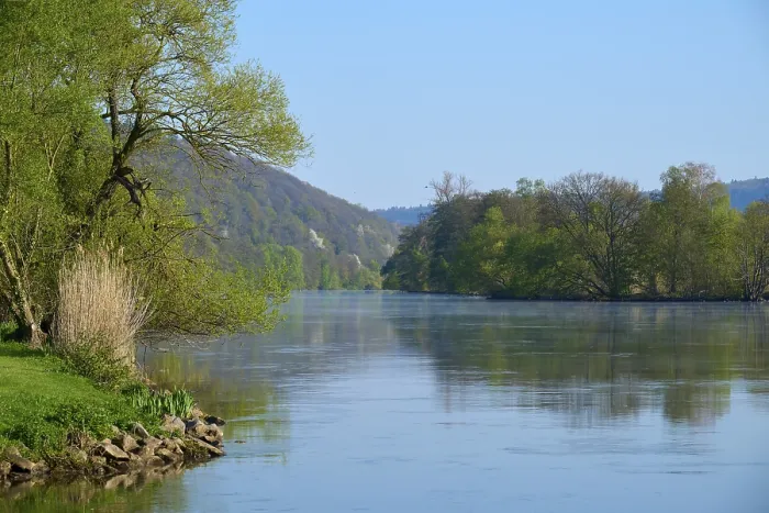 Gerahmter Druck : Flusslandschaft, Ufer, Baum, Quelle Gerahmter Druck : Flusslandschaft, Ufer, Baum, Quelle