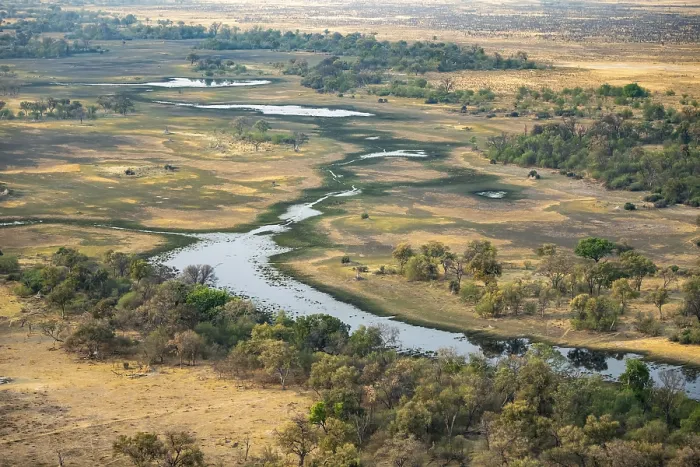 Gerahmter Druck : Landschaft mit grünen Bäumen am Fluss. Gerahmter Druck : Landschaft mit grünen Bäumen am Fluss.