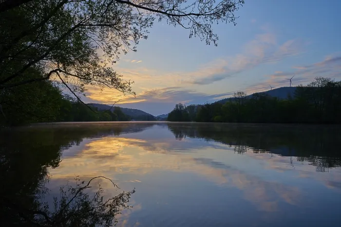 Gerahmter Druck : Flusslandschaft, Reflexion, Baum. Gerahmter Druck : Flusslandschaft, Reflexion, Baum.